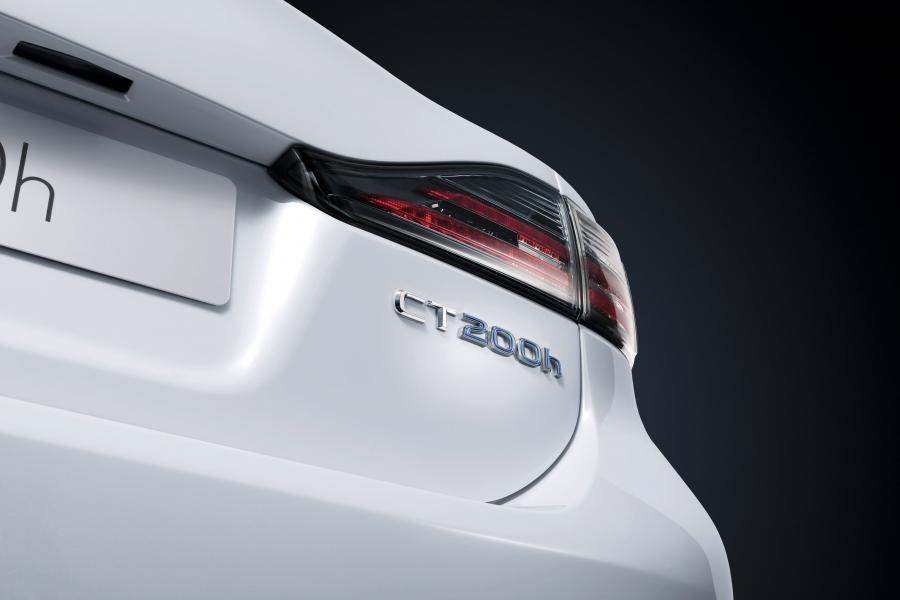  Lexus CT200h 2010 года  (фото 31 из 266)